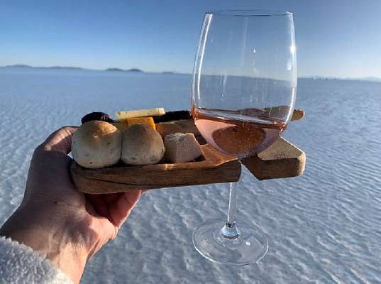 Happy hopur em pleno Salarl de Uyuni é uma experiência incrível