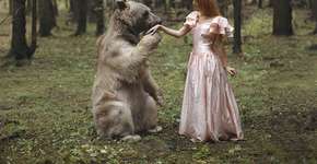 Fotógrafa cria série de fotos com mulheres e animais selvagens