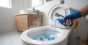 Despeje 4 colheres de detergente no vaso sanitário e, em seguida, despeje água quente por cima. O resultado é melhor do que com escova e produtos abrasivos
