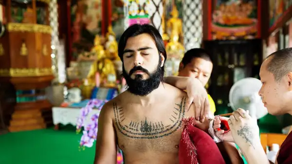 Sak Yant em forma de colar protege contra ataques com arma de fogo. Foto: Mônica Morás