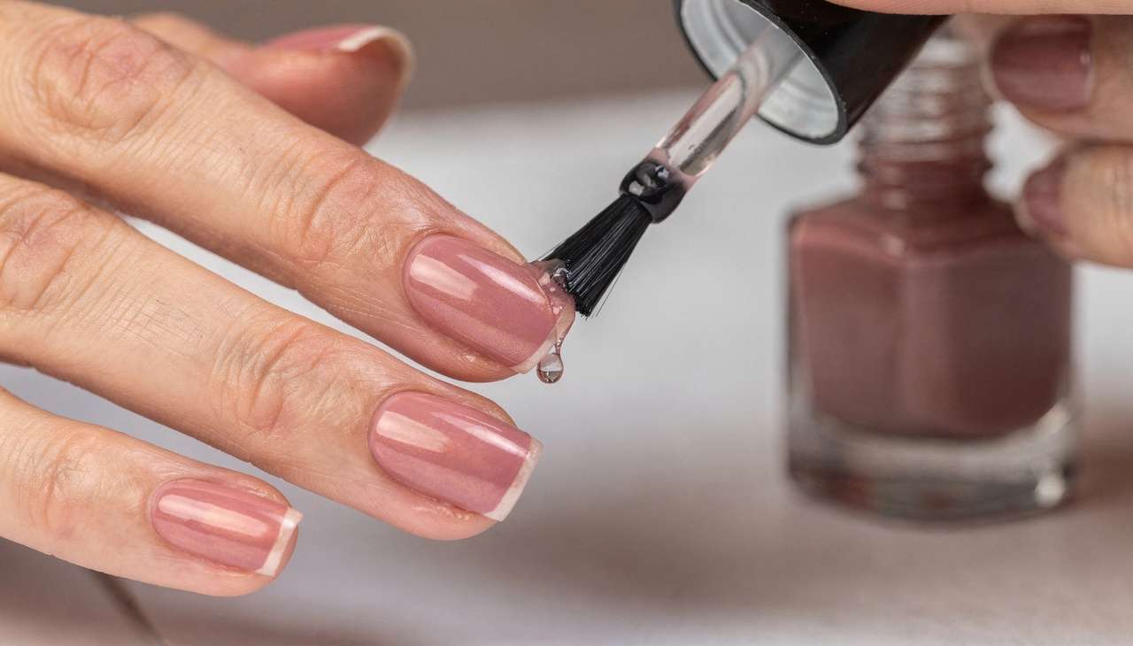 Melhor truque para o esmalte durar mais sem descascar nas pontas