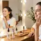 Da redação: Molhe o rosto com água de rosas e aplique com um algodão. Ele ficará naturalmente mais firme e iluminado ao longo do dia, sem o uso de primer ou base. Uma maneira de preparar a pele antes da maquiagem