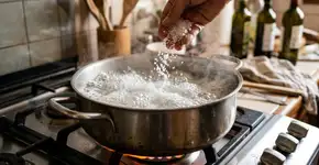 Os italianos concordam: Por que você deve salgar a água do macarrão antes de ferver para a massa nunca grudar no fundo