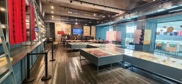 Centro Cultural La Moneda, localizado no subsolo da Plaza de la Ciudadanía, logo abaixo do Palácio de La Moneda