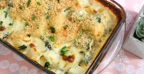 Gratinado de batata com brócolis para comer bem quentinho