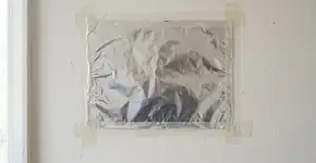 Arquitetos recomendam colocar papel alumínio nas paredes: “Esse método funciona.”