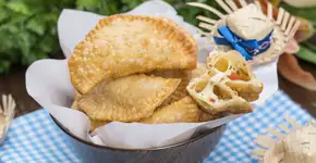 Pastel de feira com massa sequinha e crocante