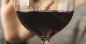 Você precisa parar de beber álcool com essa idade