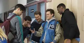 Dois atores de ’13 Reasons Why’ namoram e a web não sabe lidar