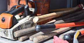 Ao separar briga de casal, jovem é atingido por motosserra