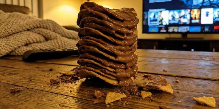 Featured main: Batatas chips banhadas em chocolate: testamos a tendência que viralizou e este é o nosso veredito final