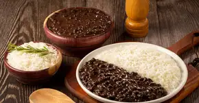 Aprenda o passo a passo de como cozinhar feijão preto para ter um caldo grosso