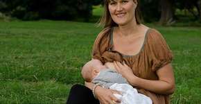 Mãe decide ter parto natural na mata e filma todo o processo