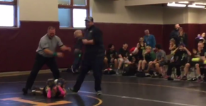 Garoto de 2 anos invade luta da irmã mais velha para ‘salvá-la’