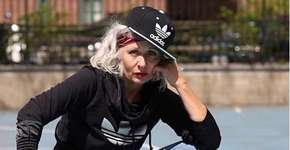 Looks de inglesa de 60 anos atrai 35 mil seguidores no Instagram