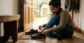 Guardar uma moeda dentro do sapato: para que serve e quando fazer esse ritual simples