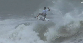 Roubado? Medina está fora da final do surf e web está indignada com juízes