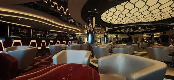 Um dos lounges do do MSC Euribia