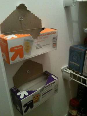 Pendure caixas com sacos plásticos na parede para facilitar na hora de encontrá-las - Imagem: lifehack.org