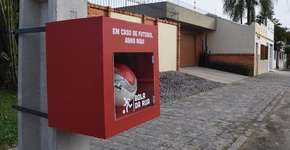 Caixas na rua guardam bola que só crianças têm chave