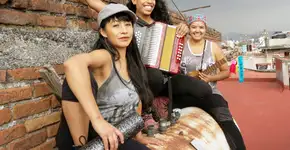 Banda feminina mexicana toca em festa no Estúdio Bixiga