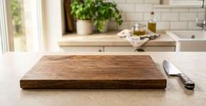 5 alimentos que você nunca deve cortar em uma tábua de madeira, alerta especialista