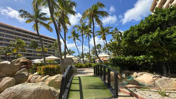 Piscina tem pontes que ligam suas várias partes 