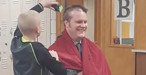 Diretor deixa aluno que sofreu bullying raspar sua cabeça