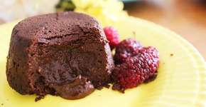 Petit gateau vegano e sem glúten que fica pronto em 10 minutos