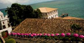 Oficina de intervenção urbana com guarda-chuvas
