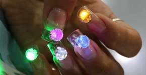 Artista traz festa às unhas com luzes coloridas de LED