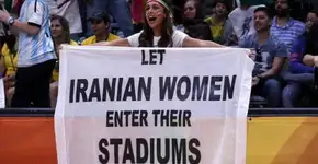 Torcida protesta contra proibição de mulheres em estádios no Irã