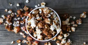 Faça uma pipoca de Ovomaltine irresistível para matar o desejo por doce