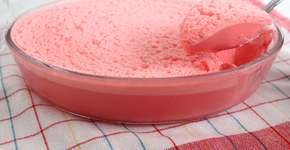 Sobremesa cremosa de morango geladinha e bem fácil de fazer