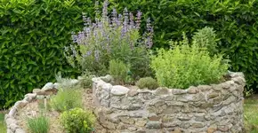 Horta em espiral aproveita espaços pequenos