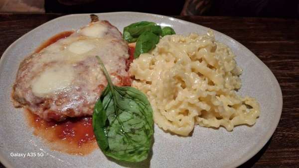Parmegiana de filé mignon, mozarela, búfala e pomodoro, servido com Mafaldini ao molho alfredo di Roma