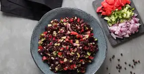 Salada de arroz negro: sabor e nutrição em um prato