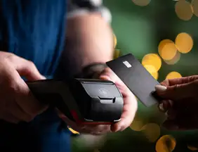 Economize: Quem paga tudo no crédito comete esse erro grave que pode destruir sua vida financeira