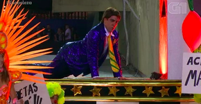 Adnet desfila fantasiado de Bolsonaro e ainda faz a famosa ‘flexão’
