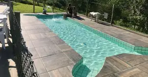 Pousada ‘pet friendly’ em Socorro (SP) tem piscina para cachorros