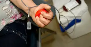 Governo francês muda regras para doação de sangue de homossexuais