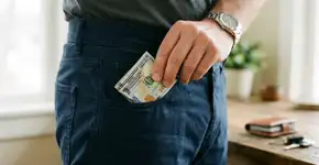 Carregar uma nota de um dólar no bolso da calça: por que isso ajuda a atrair dinheiro e quando fazer isso
