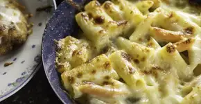 Faça um macarrão delicioso, fácil e sem sujar panelas para o almoço