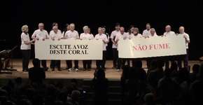 Um coro de vítimas de câncer mostra como o cigarro faz mal para a garganta