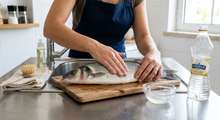 Featured side: Eu limpo qualquer peixe à mão, sem faca ou água fervente, e a cozinha fica limpa. O método espanhol que realmente funciona