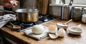 Um chef de 62 anos aconselha: Para limpar ovos cozidos perfeitamente, o segredo é adicionar 10 g de sal e 15 ml de vinagre