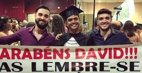 Amigos criam faixa sincerona em formatura de direito e viralizam