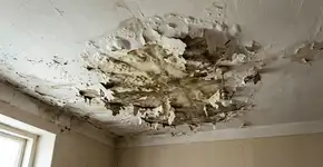 Como resolver o problema de bolhas de umidade no teto