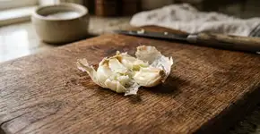 Pare de jogar o alho direto na frigideira quente: esta é a maneira correta de prepará-lo para preservar a alicina e aproveitar seus benefícios medicinais