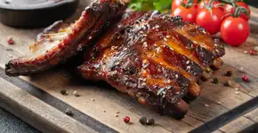 Essa costela com molho barbecue é suculenta e desmancha na boca